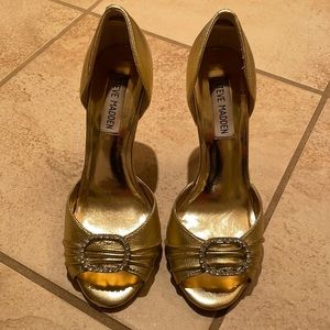 Steve Madden Ware open toe stiletto heels in gold. Size 6.